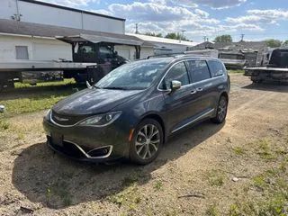 2019 Chrysler Pacifica Limited - Exterior Front Left Corner Image
